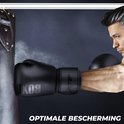 Close-up van een man met zwarte bokshandschoenen, die een bokszak raakt. 'OPTIMALE BESCHERMING'.