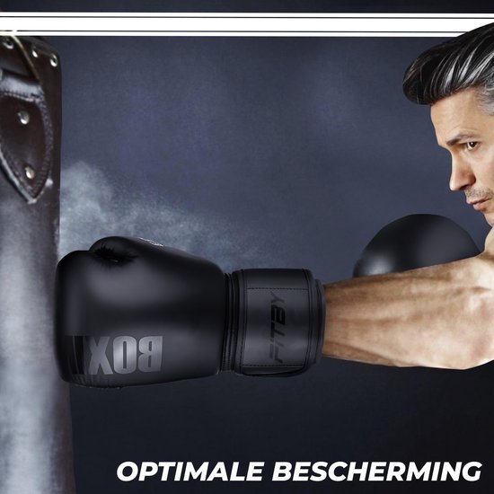 Close-up van een man met zwarte bokshandschoenen, die een bokszak raakt. 'OPTIMALE BESCHERMING'.