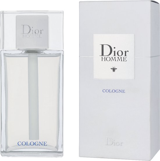 Dior Homme Cologne fles en verpakking. Zilveren dop en de tekst 'COLOGNE' in blauwe letters.