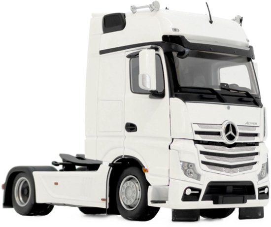 Witte model vrachtwagen van Mercedes-Benz Actros Gigaspace met zilverkleurige grille.