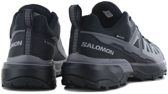 Achterkant twee zwarte Salomon X Ultra 360 GTX wandelschoenen met GORE-TEX en "ADVANCED CHASSIS" details.