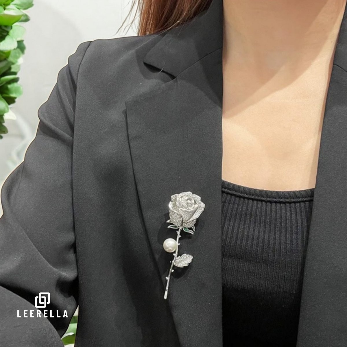 Leerella Stijlvolle Rozen Broche met Parel en Kristaldetails in Zilverkleur – Perfect voor Moederdag, Valentijnsdag en Feestelijke Gelegenheden!