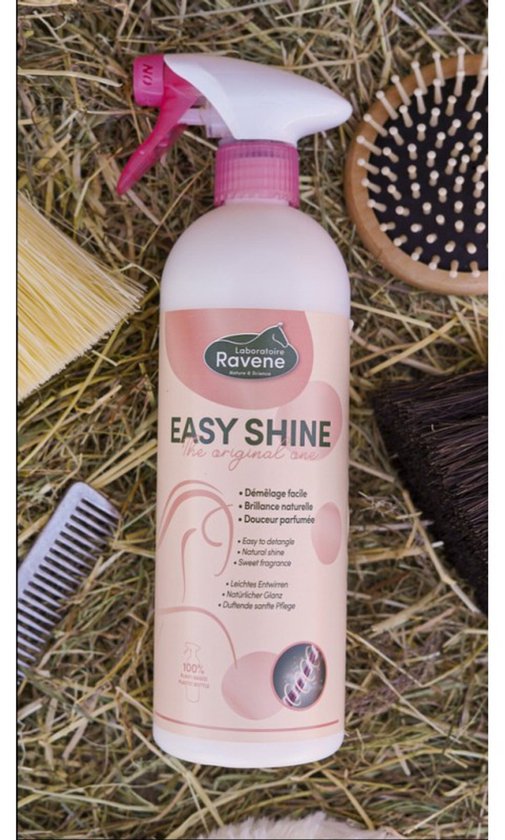Witte sprayfles met roze dop en spuit, met 'EASY SHINE' erop. Geplaatst in hooi met borstels en kam.
