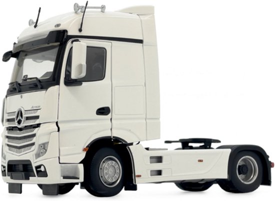 Witte Mercedes-Benz Actros Bigspace 4x2 trekker model, schaal 1:32. Zilveren grille en velgen.