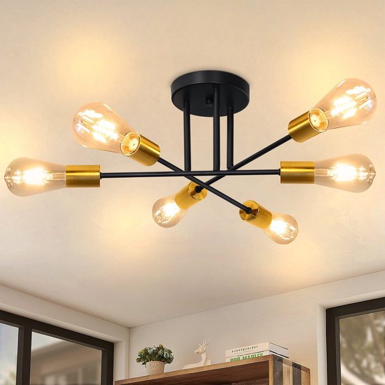 Plafonnier noir à six lumières avec douilles dorées, dans une chambre.