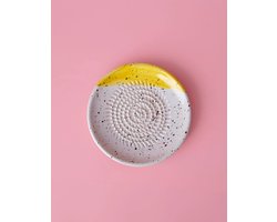 Rasp Bordje Sunset - Geel - Spetters - Stippen - Rasp Schaaltje - Knoflook Rasp - Gember Rasp -Chocolade - Kookliefhebber - Amber Blokjes - Fairtrade - Handmade - Keramisch - Raspen - Schaven - Vegan - Vintage