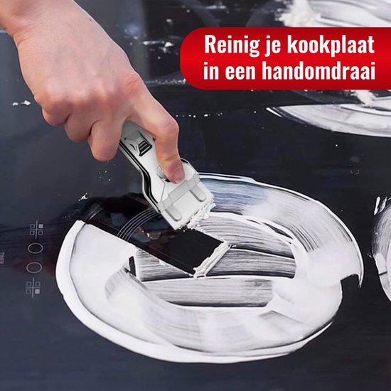 Hand gebruikt een grijper van gepolijst metaal om een glanzende kookplaat schoon te maken met witte reinigingspasta.