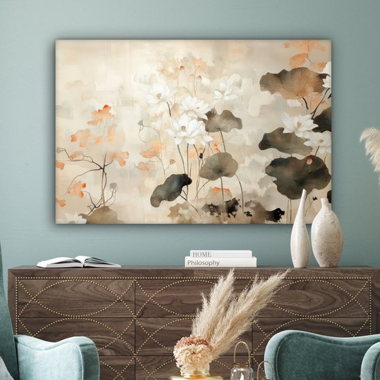 Canvasprint van witte lotusbloemen en bruine bladeren op een zachte, beige achtergrond, boven een donkerhouten dressoir.