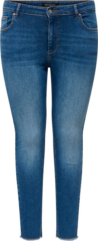 Een blauwe skinny jeans met rafelige zoom, op een witte achtergrond.