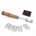 Broodmes met houten handvat en 5 extra metalen mesjes, naast een bruin leer beschermhoesje.