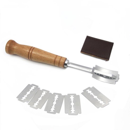 Broodmes met houten handvat en 5 extra metalen mesjes, naast een bruin leer beschermhoesje.