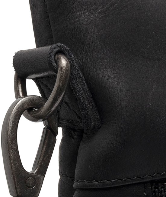 Sluiting van de schouderband aan een zwarte leren tas, close-up op witte achtergrond.