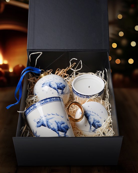 Cadeaupakket met mok, kaars en kerstbal in Delfts blauwe stijl met Stier-illustratie door Redmer Hoekstra.