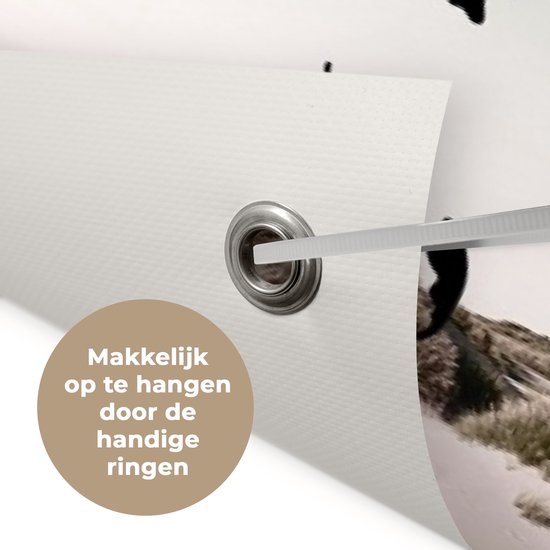 Zwart silhouet van twee bomen met gezichtsprofielen die naar elkaar toe staan, met ringen voor ophangen.