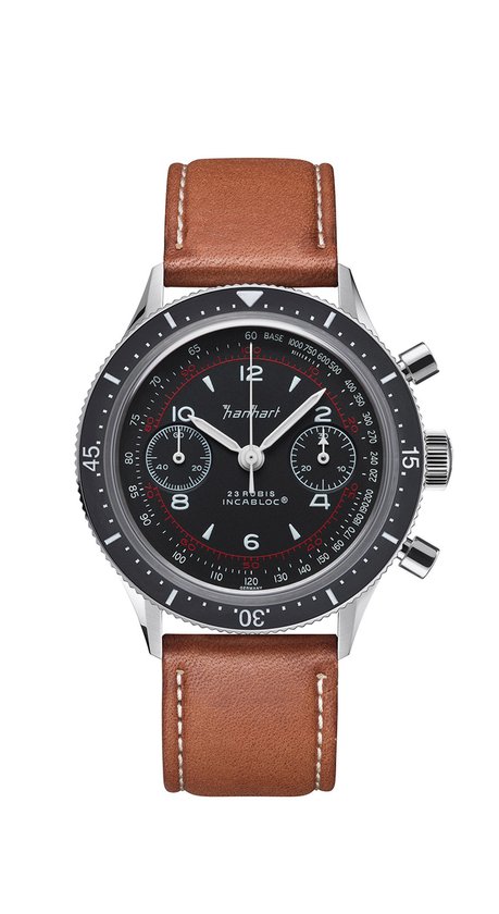 Zwart, chronograaf polshorloge met bruine leren band en witte stiksels. Zilverkleurige kast.