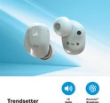 Witte Sennheiser oordopjes met Sennheiser logo en gaatjes. Tekst: Trendsetter.
