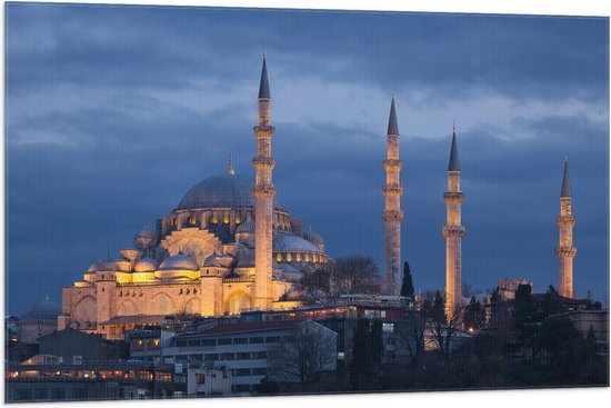 WallClassics - Vlag - Zijaanzicht van Süleymaniye Moskee in de Nacht in Istanbul, Turkije - 105x70 cm Foto op Polyester Vlag