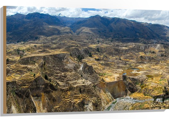 WallClassics - Hout - Uitzicht over Bergen in Peru - 105x70 cm - 9 mm dik - Foto op Hout (Met Ophangsysteem)