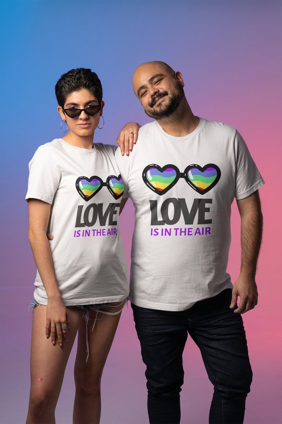 Chemise - L'amour est dans l'air - Wurban Wear | Chemise drôle | Pride | T-shirt unisexe | Drapeau de Pride | Drapeau arc-en-ciel | LGBTQ | Maquillage | Gay | Amour | Blanc