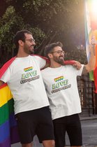 Shirt - Love conquers - Wurban Wear | Grappig shirt | Pride | Unisex tshirt | Pride vlag | Regenboog vlag | LGBTQ | Make up | Gay | Liefde | Wit