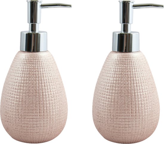 Twee roze gouden keramische zeepdispensers met zilverkleurige pompen, textuur van fijne rasterlijnen.