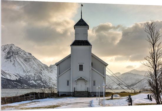 PVC Schuimplaat- Gimsoy Kerk in Noorwegen tijdens Zachte Winterdag - 150x100 cm Foto op PVC Schuimplaat