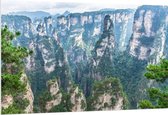 PVC Schuimplaat - Hoge Stijle Rotsen met Minimale Begroeiing in Zhangjiajie, China - 150x100 cm Foto op PVC Schuimplaat (Met Ophangsysteem)