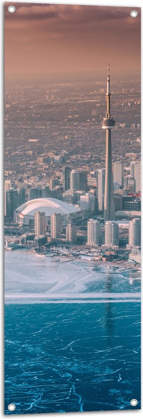 Tuinposter – Uitzicht op Stad en Zee - 40x120 cm Foto op Tuinposter (wanddecoratie voor buiten en binnen)