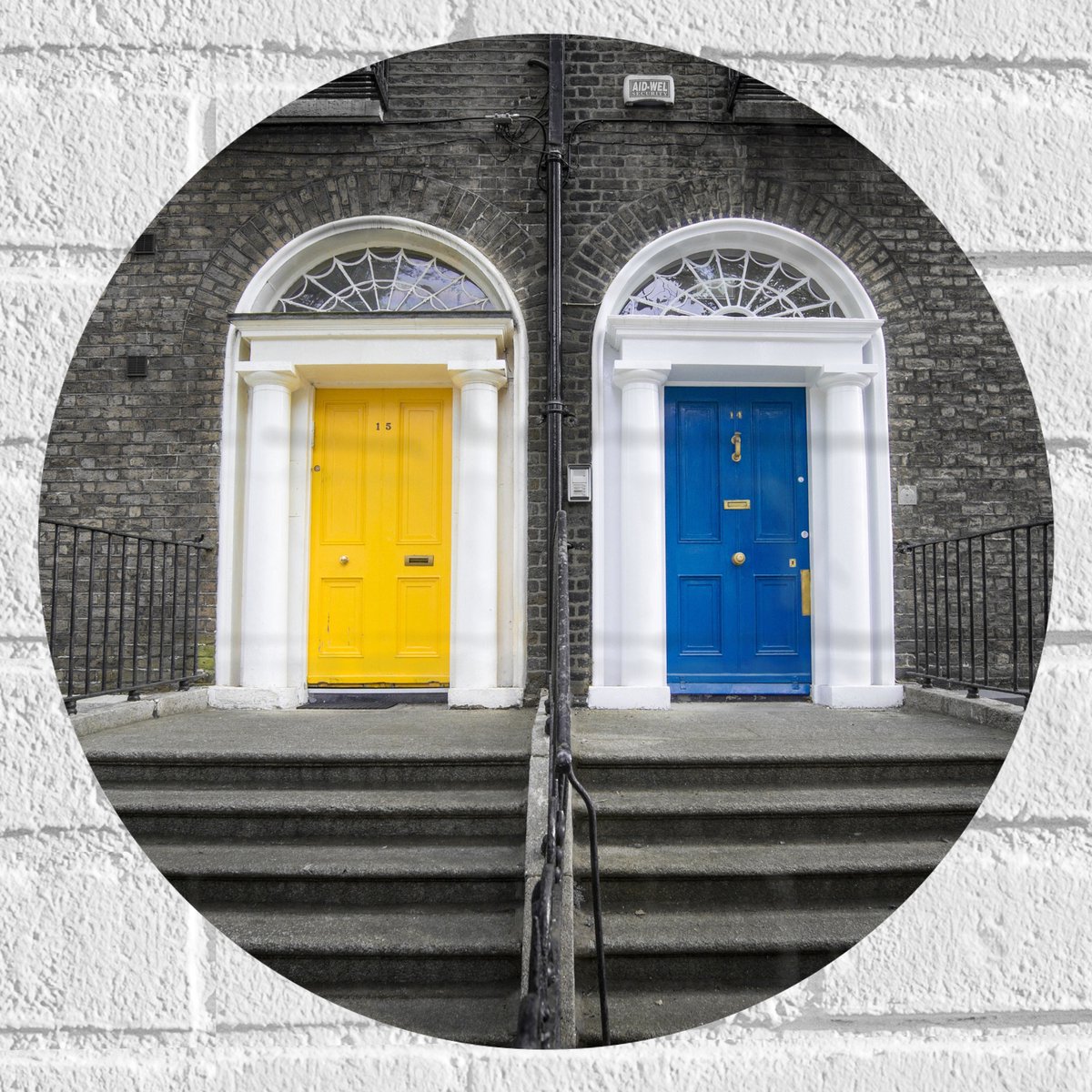 Muursticker Cirkel - Gebouw met Gele en Blauwe Voordeuren - 40x40 cm Foto op Muursticker