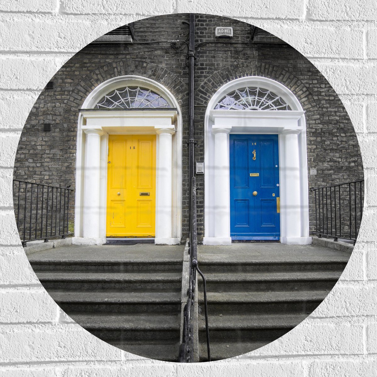 Muursticker Cirkel - Gebouw met Gele en Blauwe Voordeuren - 70x70 cm Foto op Muursticker