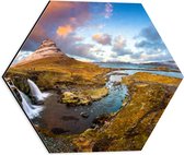 Dibond Hexagon - Kirkjuffel Berg in Landschap van IJsland - 40x34.8 cm Foto op Hexagon (Met Ophangsysteem)