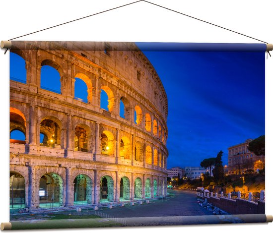 WallClassics - Textielposter - Voetpad langs Colloseum van Rome in de Avond - 90x60 cm Foto op Textiel
