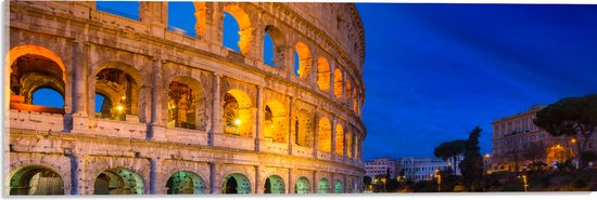 WallClassics - Acrylglas - Voetpad langs Colloseum van Rome in de Avond - 60x20 cm Foto op Acrylglas (Met Ophangsysteem)