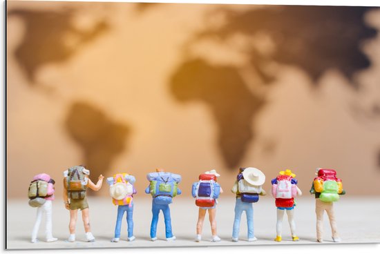 Dibond - Groepje Miniatuurpoppetjes kijkend naar Wereldkaart - 75x50 cm Foto op Aluminium (Met Ophangsysteem)