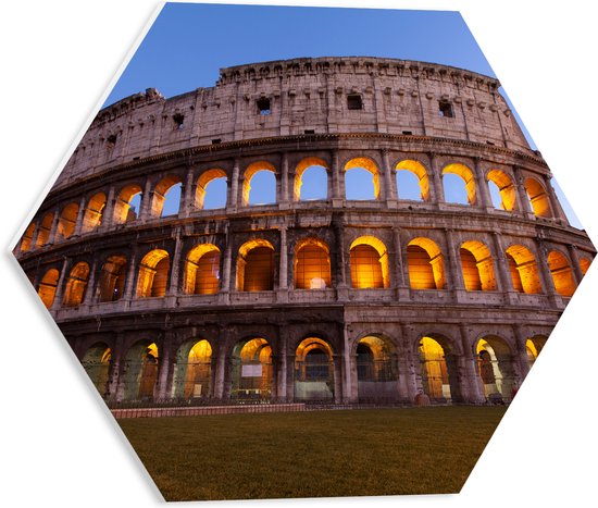 WallClassics - PVC Schuimplaat Hexagon - Verlicht Colosseum in Rome in de Avond - 40x34.8 cm Foto op Hexagon (Met Ophangsysteem)