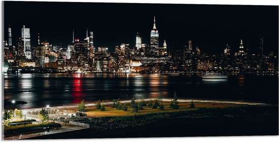 Acrylglas - Skyline in New York in de Nacht - 100x50 cm Foto op Acrylglas (Met Ophangsysteem)