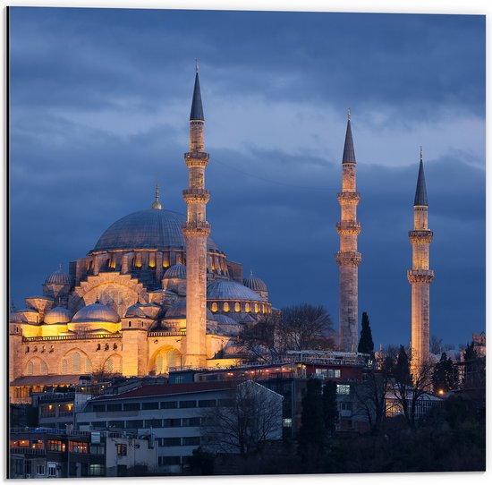 WallClassics - Dibond - Zijaanzicht van Süleymaniye Moskee in de Nacht in Istanbul, Turkije - 50x50 cm Foto op Aluminium (Wanddecoratie van metaal)