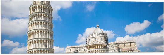 WallClassics - Vlag - Toeristische Toren van Pisa in Italië - 90x30 cm Foto op Polyester Vlag