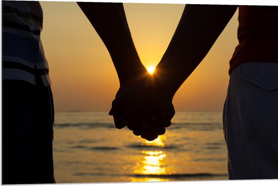 Dibond - Koppel Hand in Hand bij Zonsondergang in de Zee - 90x60 cm Foto op Aluminium (Wanddecoratie van metaal)