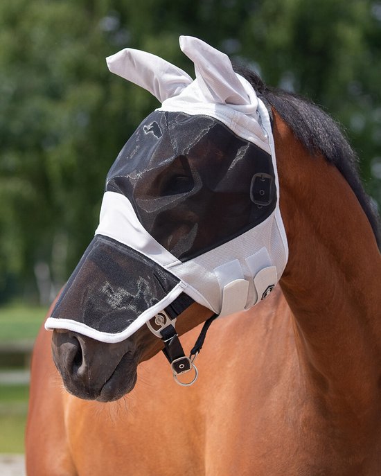 Bruin paard met een zwart-grijze vliegenkap, met witte rand en klittenbandsluitingen.