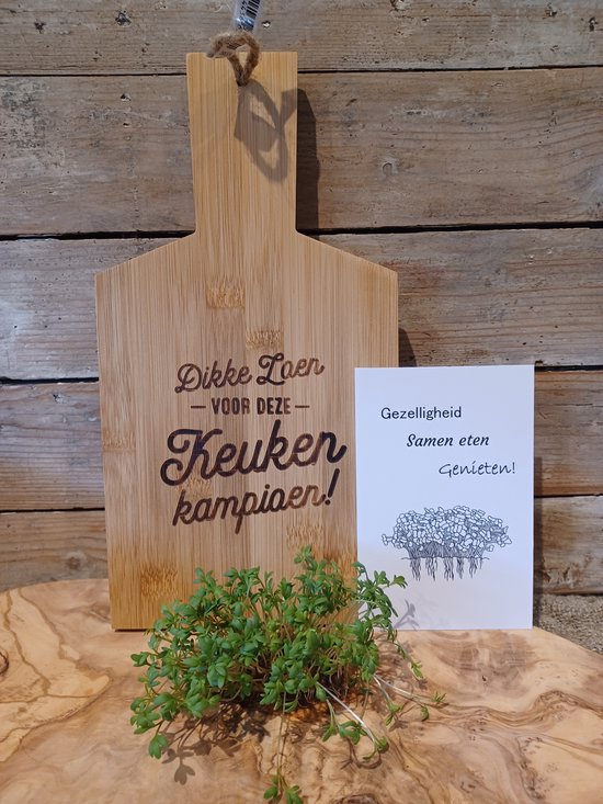 Borrelplankje-Keuken kampioen-Serveerplank-Dikke Zoen-Tuinkers-Duurzaam-Bamboe-Cadeau-Kado-Thuiskok-Familiediner-Mama-Papa-Oma-Opa-Vaderdag-Moederdag-Sinterklaas-Kerst-Verjaardag-Paasbrunch-Etentje-Borrelen-Kaasplankje-Oudejaarsavond-Oudejaarsborrel cadeau geven Borrelplankje-Keuken kampioen-Serveerplank-Dikke Zoen-Tuinkers-Duurzaam-Bamboe-Cadeau-Kado-Thuiskok-Familiediner-Mama-Papa-Oma-Opa-Vaderdag-Moederdag-Sinterklaas-Kerst-Verjaardag-Paasbrunch-Etentje-Borrelen-Kaasplankje-Oudejaarsavond-Oudejaarsborrel cadeau geven