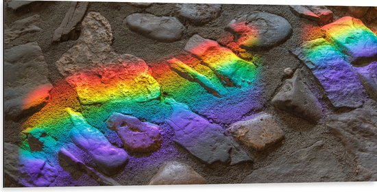 Dibond - Regenboog Lichtstralen op Stenen - 100x50 cm Foto op Aluminium (Met Ophangsysteem)