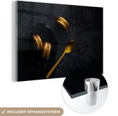 Glasschilderij - Macarons - Lepel - Goud - Zwart - Stilleven - 120x80 cm - Foto op glas - Muurdecoratie zwart goud