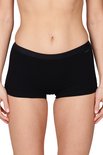 Zwarte short op een model met een zwarte elastische band.