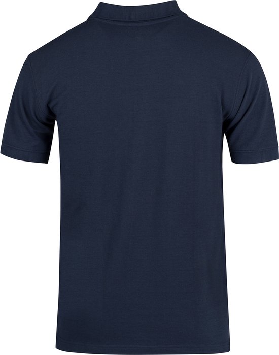 Achterkant van donkerblauw katoenen poloshirt met korte mouwen.