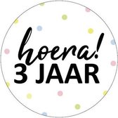 CADEAU STICKER ROND HOERA! 3 JAAR / traktatie sticker / Wensetiket 3 jaar rond 40mm / sluitsticker 30 stuks / cadeausticker / wit roze pastel groen geel / merkloos