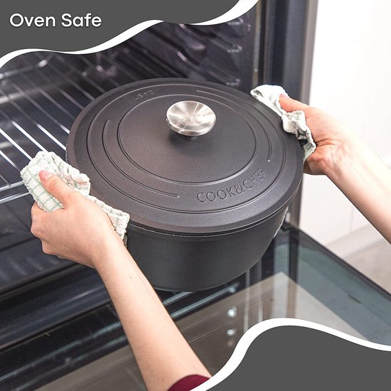 Handen plaatsen een deksel op een kookpot in een oven. De pot is zwart met een metalen knop.