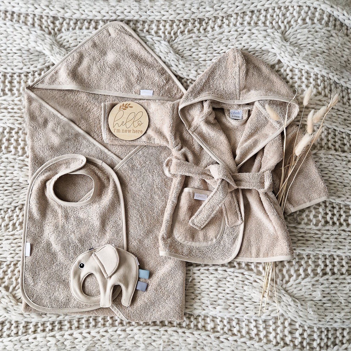 Goedkoopste Kraamcadeau giftbox essentials L beige - Jongen - Meisje - Unisex - Babygeschenkset - Baby cadeau - Kraammand