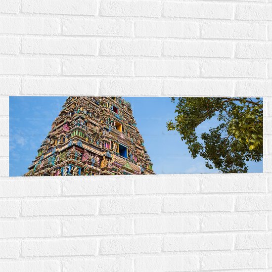 Muursticker - Traditionele Kidangamparambu Sree Bhuvaneswari Tempel Vol met Kleurrijke Beelden - 90x30 cm Foto op Muursticker