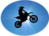 PVC Schuimplaat Ovaal - Silhouet van Motorcrosser Hoog in de Blauwe Lucht - 28x21 cm Foto op Ovaal (Met Ophangsysteem)